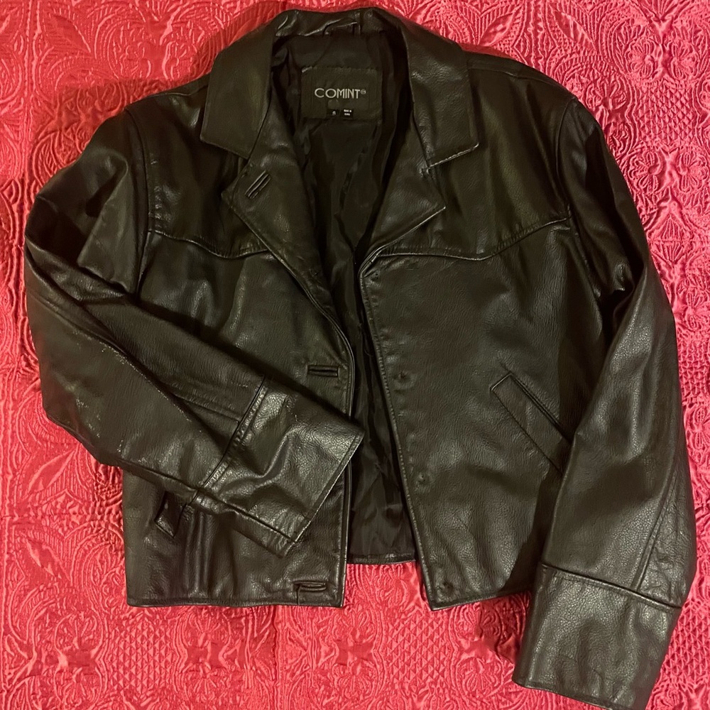 Vintage women’s  Black soft leather jacket size small brand: Comint